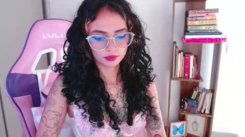 Snapshot of bluee_v chatting on 02-12-26, 10:38 Im Abril .. Nice to meet you thumb up me please its important INDEPENDENT MODEL online show from 02-12-26, 10:38