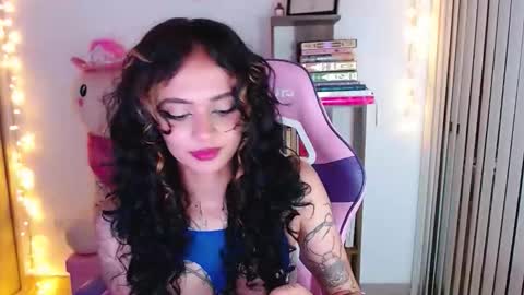 Snapshot of bluee_v chatting on 03-06-26, 01:02 Im Abril .. Nice to meet you thumb up me please its important INDEPENDENT MODEL online show from 03-06-26, 01:02