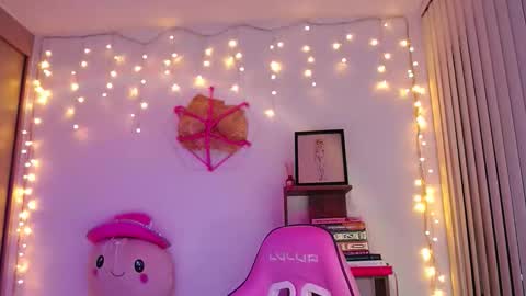 Snapshot of bluee_v chatting on 03-24-26, 01:10 Im Abril .. Nice to meet you thumb up me please its important INDEPENDENT MODEL online show from 03-24-26, 01:10