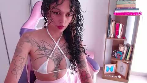 Snapshot of bluee_v chatting on 04-06-26, 07:04 Im Abril .. Nice to meet you thumb up me please its important INDEPENDENT MODEL online show from 04-06-26, 07:04