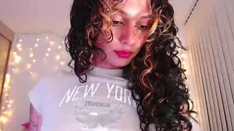 Snapshot of bluee_v chatting on 04-28-26, 02:10 Im Abril .. Nice to meet you thumb up me please its important INDEPENDENT MODEL online show from 04-28-26, 02:10
