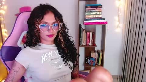Snapshot of bluee_v chatting on 04-28-26, 02:27 Im Abril .. Nice to meet you thumb up me please its important INDEPENDENT MODEL online show from 04-28-26, 02:27