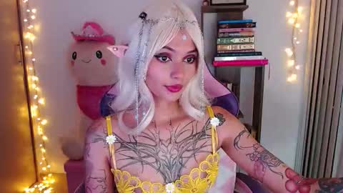 Snapshot of bluee_v chatting on 05-07-26, 02:06 Im Abril .. Nice to meet you thumb up me please its important INDEPENDENT MODEL online show from 05-07-26, 02:06