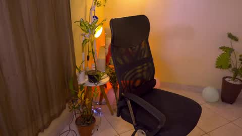 Snapshot of blueflora chatting on 04-14-26, 01:50 FLORAA online show from 04-14-26, 01:50