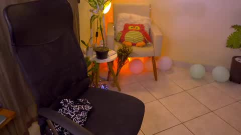 Snapshot of blueflora chatting on 04-15-26, 06:48 FLORAA online show from 04-15-26, 06:48