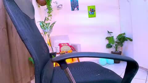 Snapshot of blueflora chatting on 04-16-26, 07:03 FLORAA online show from 04-16-26, 07:03