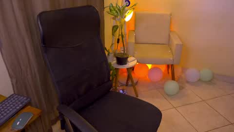 Snapshot of blueflora chatting on 04-20-26, 07:37 FLORAA online show from 04-20-26, 07:37