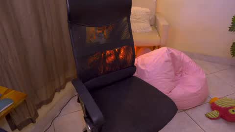 Snapshot of blueflora chatting on 05-06-26, 03:28 FLORAA online show from 05-06-26, 03:28