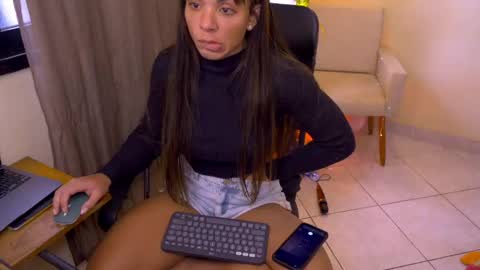 Snapshot of blueflora chatting on 05-11-26, 03:07 FLORAA online show from 05-11-26, 03:07