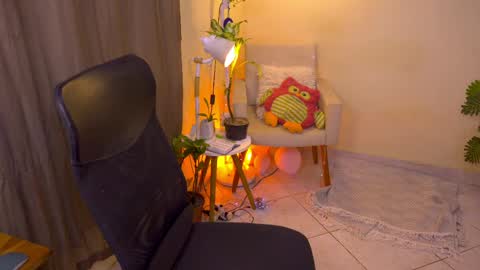 Snapshot of blueflora chatting on 05-21-26, 06:15 FLORAA online show from 05-21-26, 06:15