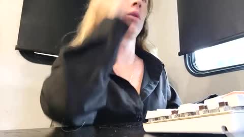 MamaMorgan online show from 11-16-25, 06:24