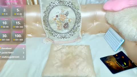 Snapshot of bom_mia_bom chatting on 10-21-25, 12:44 Mia online show from 10-21-25, 12:44