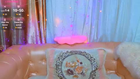 Snapshot of bom_mia_bom chatting on 11-13-25, 11:47 Mia online show from 11-13-25, 11:47