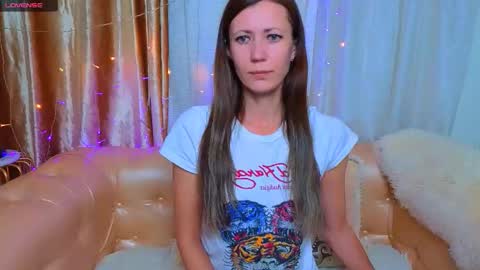 Snapshot of bom_mia_bom chatting on 11-17-25, 12:05 Mia online show from 11-17-25, 12:05