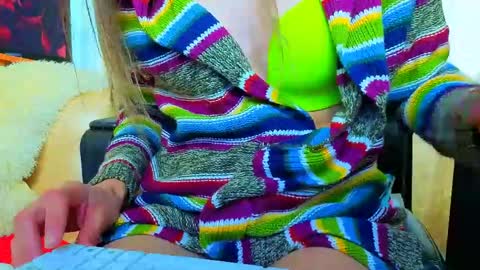 Mia online show from 05-15-26, 10:50