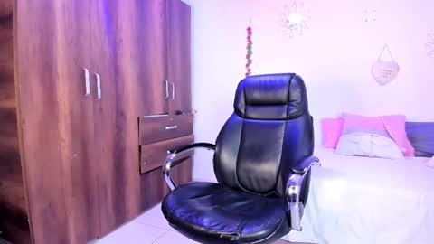 sofia  online show from 12-17-25, 05:30