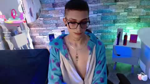 Snapshot of boyfox_tay chatting on 09-24-25, 04:16 boyfox_tay online show from 09-24-25, 04:16