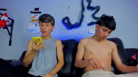 Snapshot of boysweet_boys chatting on 12-04-24, 08:29 Paul and Max online show from 12-04-24, 08:29