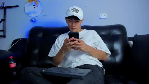 Snapshot of boysweet_boys chatting on 12-10-24, 08:27 Paul and Max online show from 12-10-24, 08:27