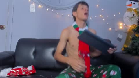 Snapshot of boysweet_boys chatting on 12-24-24, 02:12 Paul and Max online show from 12-24-24, 02:12