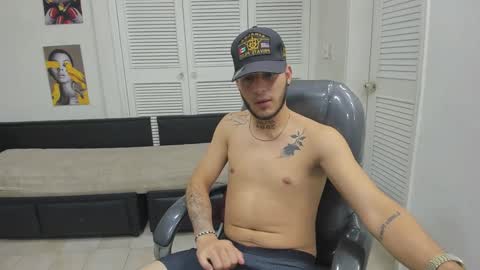 Snapshot of boyxsluts chatting on 12-18-24, 07:04 MAX online show from 12-18-24, 07:04