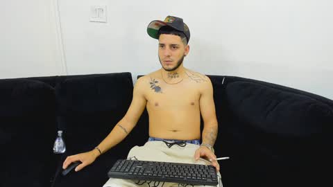 Snapshot of boyxsluts chatting on 12-27-24, 05:42 MAX online show from 12-27-24, 05:42