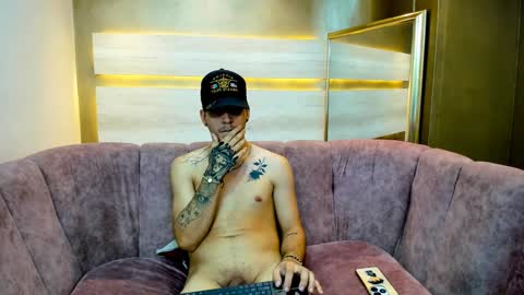 Snapshot of boyxsluts chatting on 01-23-25, 02:33 MAX online show from 01-23-25, 02:33