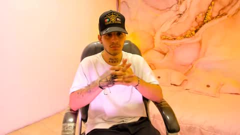 Snapshot of boyxsluts chatting on 01-25-25, 10:39 MAX online show from 01-25-25, 10:39