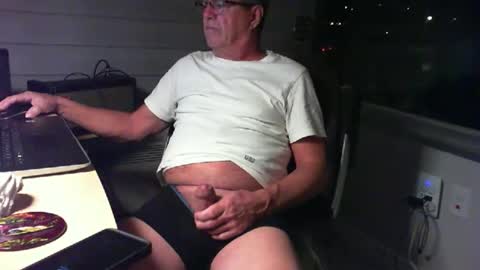 Snapshot of bozou chatting on 11-15-25, 04:32 bozou online show from 11-15-25, 04:32