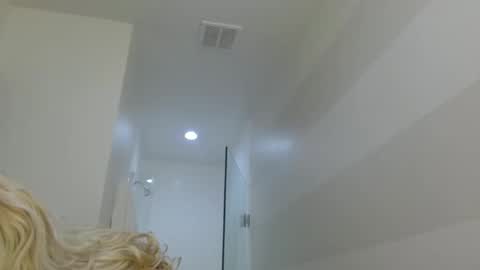 Snapshot of braindeadbetty chatting on 05-03-26, 06:30 i am a naughty jedi knight online show from 05-03-26, 06:30