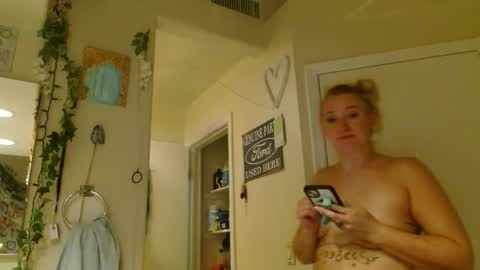 Snapshot of braindeadbetty chatting on 05-04-26, 05:03 i am a naughty jedi knight online show from 05-04-26, 05:03