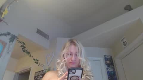 Snapshot of braindeadbetty chatting on 05-08-26, 01:38 i am a naughty jedi knight online show from 05-08-26, 01:38