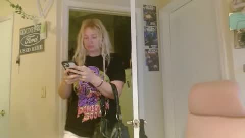 Snapshot of braindeadbetty chatting on 05-16-26, 12:48 i am a naughty jedi knight online show from 05-16-26, 12:48