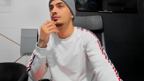 Snapshot of brandontatex chatting on 12-17-25, 05:08 BrandonTateX online show from 12-17-25, 05:08