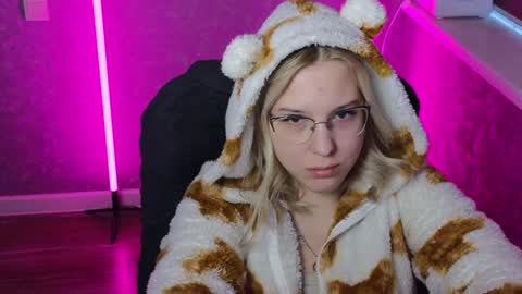 Belle  online show from 01-04-25, 06:19