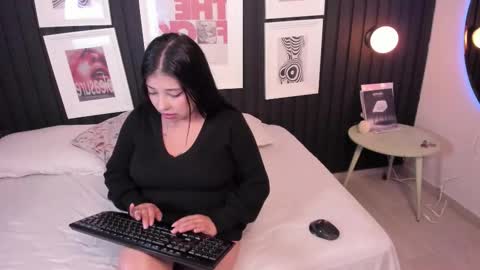 briana_whitee online show from 11-18-25, 08:46