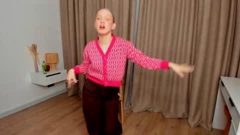 Snapshot of brigittechorlton chatting on 12-16-25, 08:14 Bella online show from 12-16-25, 08:14