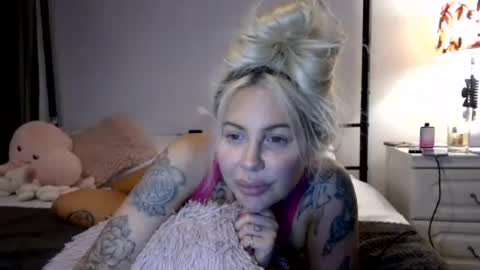 Snapshot of british_bratty_barbie chatting on 08-09-26, 09:09 BritishBrattyBarbie online show from 08-09-26, 09:09