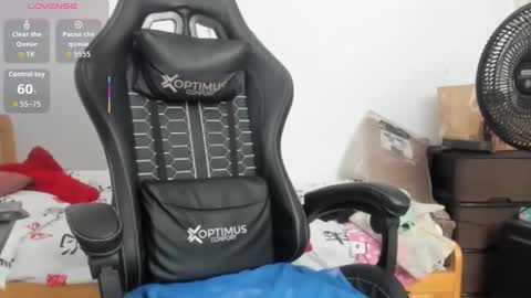 Snapshot of britney_beg1 chatting on 03-12-26, 04:29 Britney online show from 03-12-26, 04:29