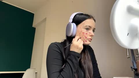 Snapshot of brunaceasor chatting on 04-29-26, 01:15 Luna online show from 04-29-26, 01:15