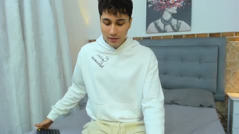 Snapshot of buddy_whitte chatting on 01-19-25, 11:45 Buddy Whitte online show from 01-19-25, 11:45