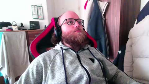 Snapshot of buhalteris chatting on 05-17-26, 08:45 Lukas online show from 05-17-26, 08:45