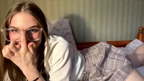 Snapshot of bumblebliss chatting on 04-27-26, 02:04 Mary online show from 04-27-26, 02:04