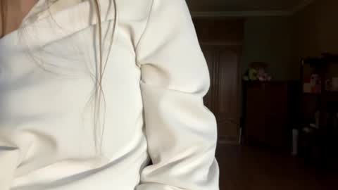 Snapshot of bumblebliss chatting on 05-20-26, 02:01 Mary online show from 05-20-26, 02:01