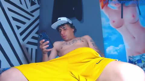 Snapshot of burningboyy chatting on 10-25-25, 10:34 independiente online show from 10-25-25, 10:34