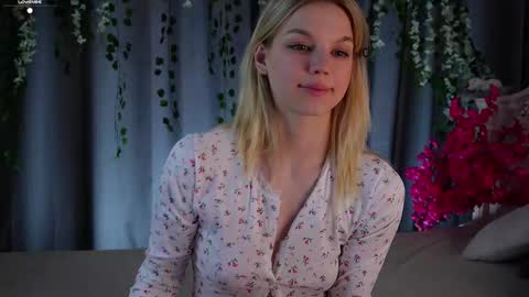 Snapshot of burnletitallburn chatting on 10-11-25, 04:38 Jessica online show from 10-11-25, 04:38