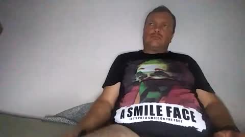 Snapshot of bury703709 chatting on 10-28-25, 08:40 Creazy dad online show from 10-28-25, 08:40