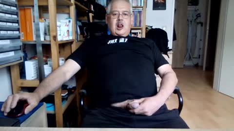 Snapshot of busibaer666 chatting on 06-08-26, 01:00 busi online show from 06-08-26, 01:00