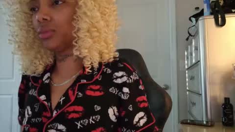 butterfly booty online show from 12-15-25, 01:04