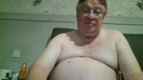 Snapshot of caerphillyphil chatting on 10-19-25, 11:27 caerphillyphil online show from 10-19-25, 11:27